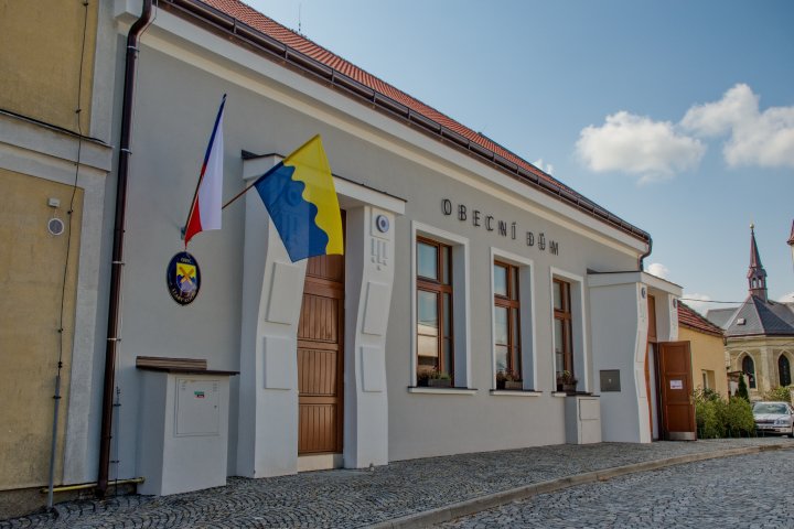 Interiér a fasáda Obecního domu ve Starém Kolíně