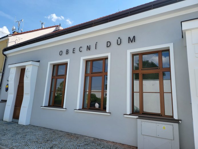 Interiér a fasáda Obecního domu ve Starém Kolíně